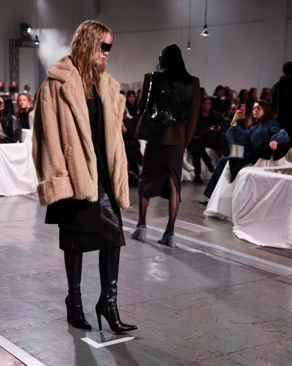 Looks from the @mm6maisonmargiela F/W 25-26 Fashion Show during #MFW 
See the full show on milanofashionweek.cameramoda.it