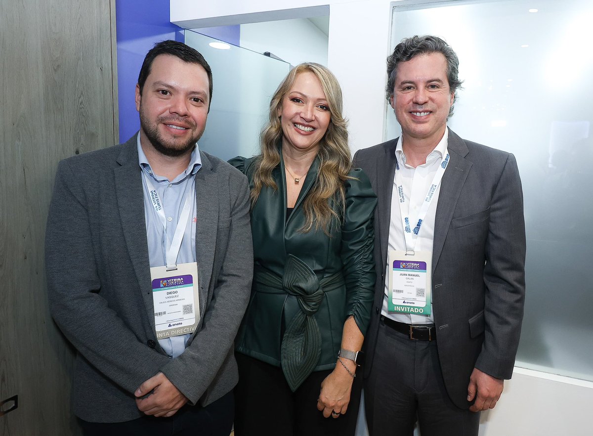 #VitrinaANATO2025 
La presidente ejecutiva de ANATO, <a href="/PaulaCortesC/">Paula Cortés Calle</a>, en compañía de <a href="/juanmanuelgalan/">Juan Manuel Galán</a> y <a href="/DiegoVasquezH/">Diego Vasquez</a>, presidente de la Junta Directiva de ANATO Nacional. 🤝