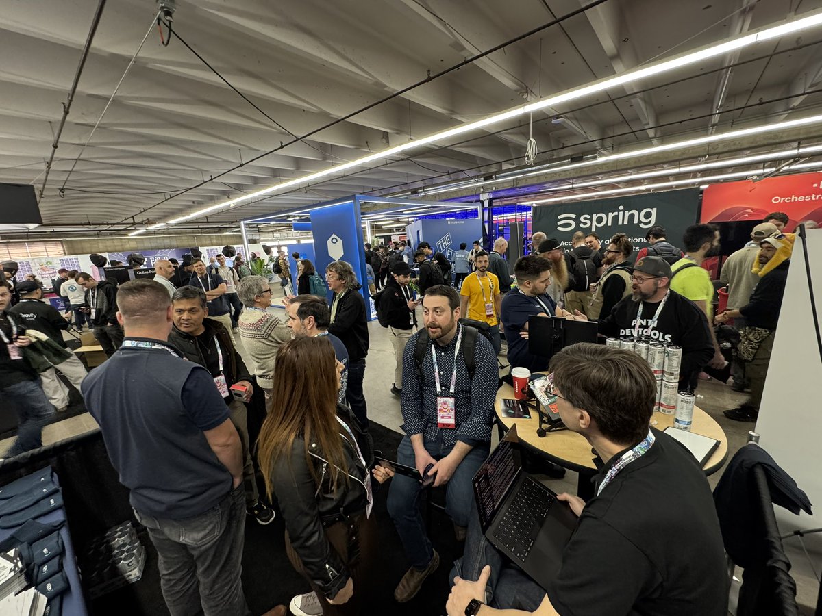 Do you spot a special guest? 👀

$KDA at #ETHDenver2025