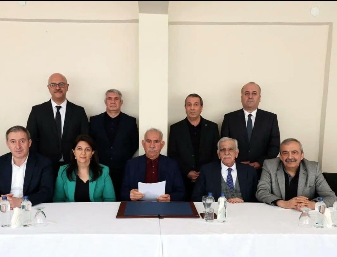 Terörist başı Abdullah Öcalan bu fotoğrafa sonradan monte edilmiş gibi durmuyor mu?
Bir rivayet öldüğü de söyleniyor. 
Zaten okunan metin asla onun yazabileceği bir metin değil.
Gayet profesyonelce yazılmış.

İklim Kanunu çıkarmak için bu tavizler verildiyse yazıklar olsun.