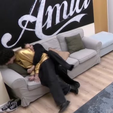 amicimania's tweet photo. fingerò che ci sia la scritta “tra francesca e nicolò e nata un’amicizia speciale” https://t.co/HdIT7DpTvI