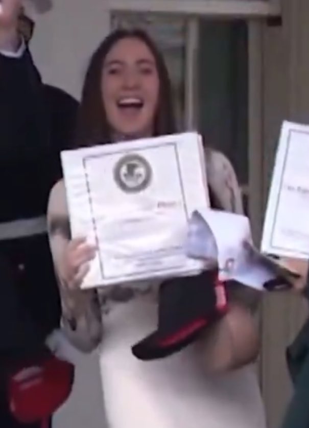 mihailo____'s tweet image. Mind you she’s all goofy while holding files of the sex trafficking of minors