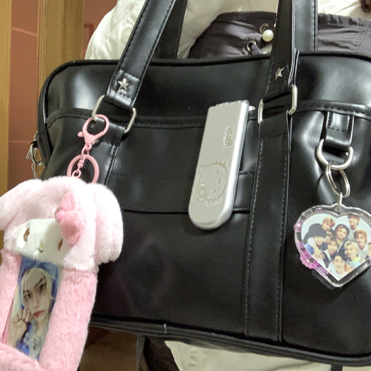 axii is so in love ! tweet media