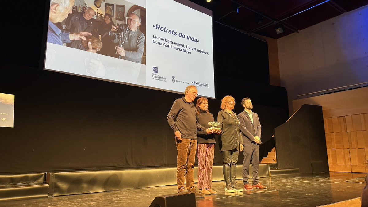 Col·legi de Periodistes de Catalunya (@periodistes_cat) on Twitter photo El guanyador és l’equip que ha presentat “Retrats de vida”, un projecte per generar un arxiu visual que reculli la memòria de la Vall de Camprodon. Bona feina!
Lliura el premi <a href="/NilPapiol/">Nil Papiol</a>
#Rahola25 #CPCGirona <a href="/manyoses/">Manyoses</a> <a href="/gari_miro/">Núria Garí Miró</a> <a href="/nuriamaya/">Núria Mayà 🖥</a> <a href="/DiputacioGirona/">Diputació de Girona</a> <a href="/auditori_gi/">Auditori Palau de Congressos de Girona</a> El guanyador és l’equip que ha presentat “Retrats de vida”, un projecte per generar un arxiu visual que reculli la memòria de la Vall de Camprodon. Bona feina!
Lliura el premi <a href="/NilPapiol/">Nil Papiol</a>
#Rahola25 #CPCGirona <a href="/manyoses/">Manyoses</a> <a href="/gari_miro/">Núria Garí Miró</a> <a href="/nuriamaya/">Núria Mayà 🖥</a> <a href="/DiputacioGirona/">Diputació de Girona</a> <a href="/auditori_gi/">Auditori Palau de Congressos de Girona</a>