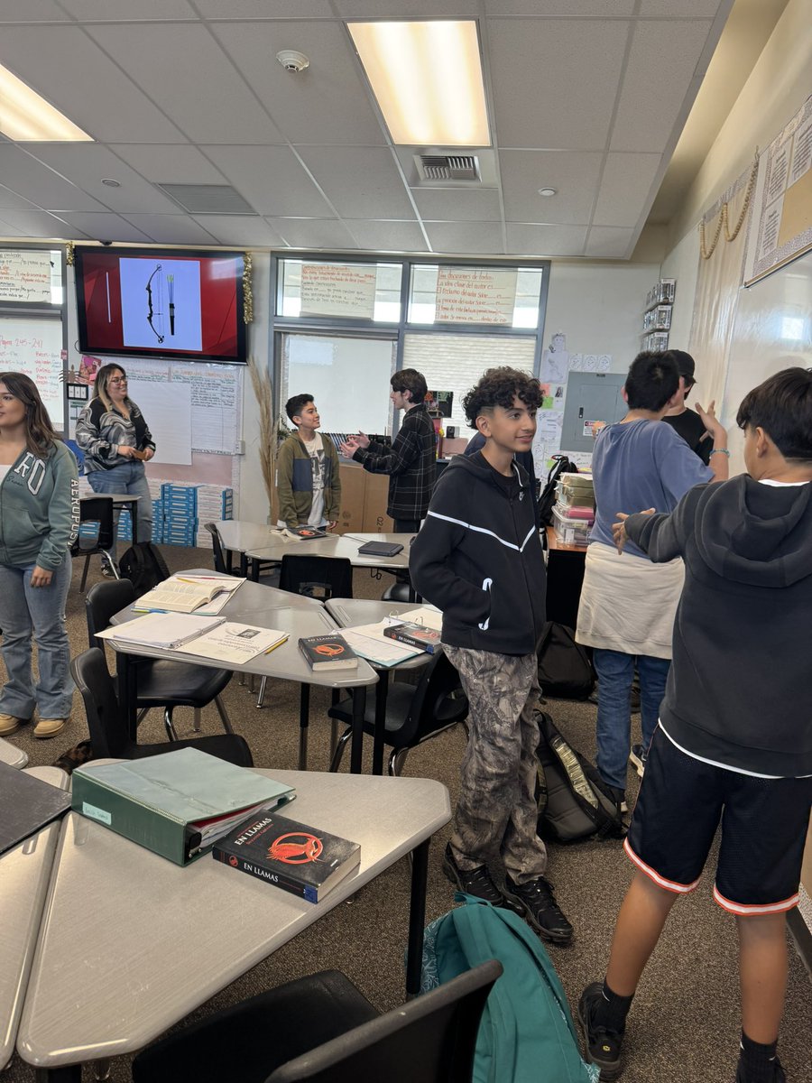 Amazing student engagement in Spanish today. Students describing items to their partner tied to their literature study. Great challenge to use strong academic vocabulary. #ibmyp #ibmyplanguageacquisition #BurtonExperience #SCIALeadstheway <a href="/IBinBSD/">BSD International Baccalaureate</a> <a href="/SCIABEARS/">SCIA</a>
