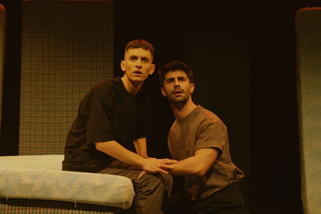 ¿Explicar es justificar? ¿Se puede perdonar el horror? ¿Albergamos violencia? Quizá #DirrrtyBoys, <a href="/La_Villarroel/">La Villarroel</a>, se pueda ver como una clase de ética y filosofía, pero no se nos olvide que la frescura, la buena vibra y el dinamismo de los actores es esencia del teatro. #teatrexs