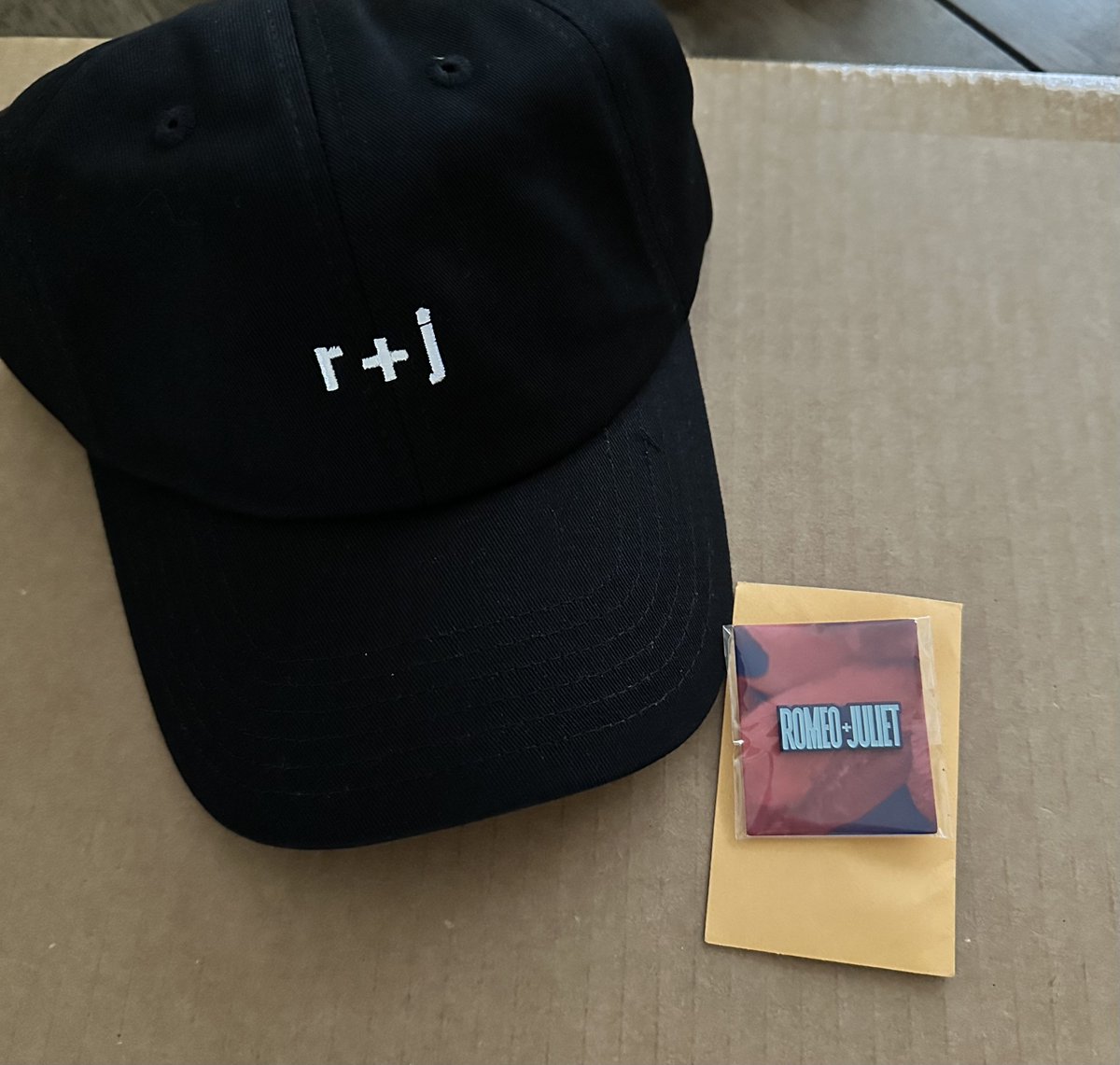 eternalcspring's tweet photo. 🫀🗡️ R+J CLOSING GIVEAWAY🗡️🫀

R+J closed and not everyone could go, but that doesn’t mean you have to miss out! 

you could win official R+J hat, pin and the window card! 

just like &amp; rt this and reply if you’re a capulet or montague 

giveaway ends March 6th
open domestic/intl https://t.co/wtJgLHzCP9