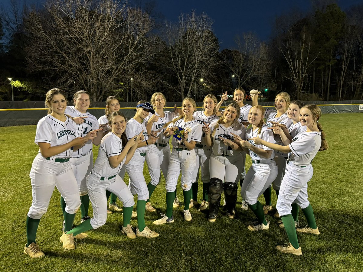 Shoutout to our pride player of the game for our season opener, Haleigh Windell! She played great in her first high school varsity game, and that’s why she’s the first one to #popthechain 😎 Go pride! 💙💚