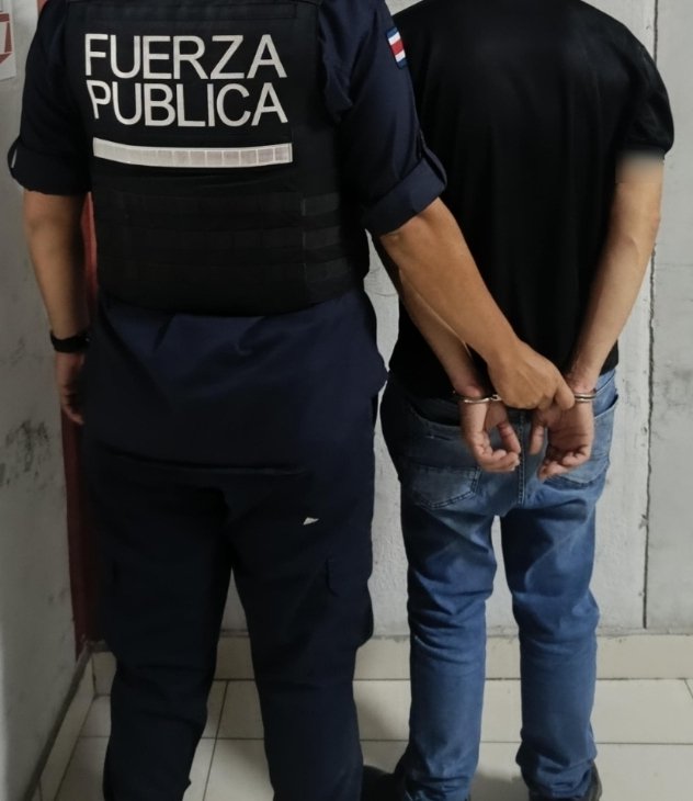 fuerzapublicaCR's tweet photo. La Fuerza Publica de #SanJoséCR lo aprehendió por aparentes amenazas en comunidad de Mata de Plátano, #Goicoechea. Asimismo, contaba con dispositivo electrónico de seguridad (tobillera) cuando fue abordado por los policías y tenía sentencia por robo agravado.
#OrgulloDeServir https://t.co/TK3eYowsMJ