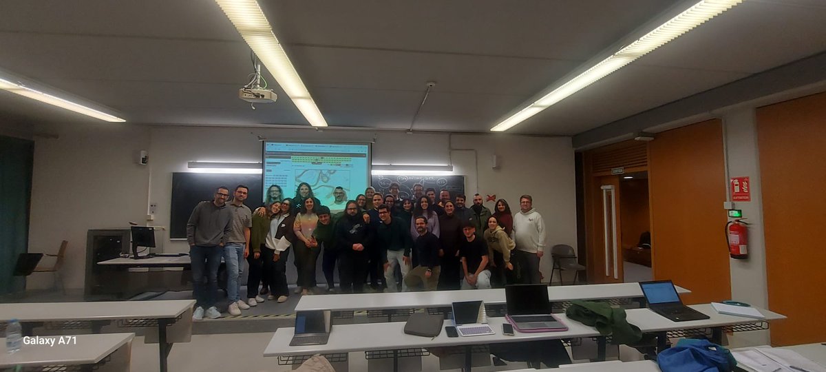 alexmegapc's tweet image. Avui hem parlat dels models meteorològics a la Universitat Rovira i Virgili @universitatURV, concretament al Màster de Formació de Professorat. Ensenyament-Aprenentatge de la Geografia amb el professor Iban Garcia-Borés Comas @ibangbc ha estat un plaer. #meteo