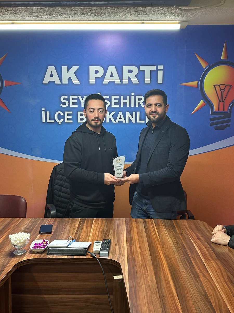 gencseydisehir's tweet photo. Haftalık olağan yönetim kurulu toplantımızı başkanımız Mustafa Çiftçi riyasetinde gerçekleştirdik. Önceki Dönem İlçe Gençlik Kolları Başkanımız Veysel Yıldırım'ı toplantımızda misafir ettik gençlik kollarına ve teşkilatımıza verdiği emekler için kendisine hediyemizi takdim ettik. https://t.co/nolhrokcld