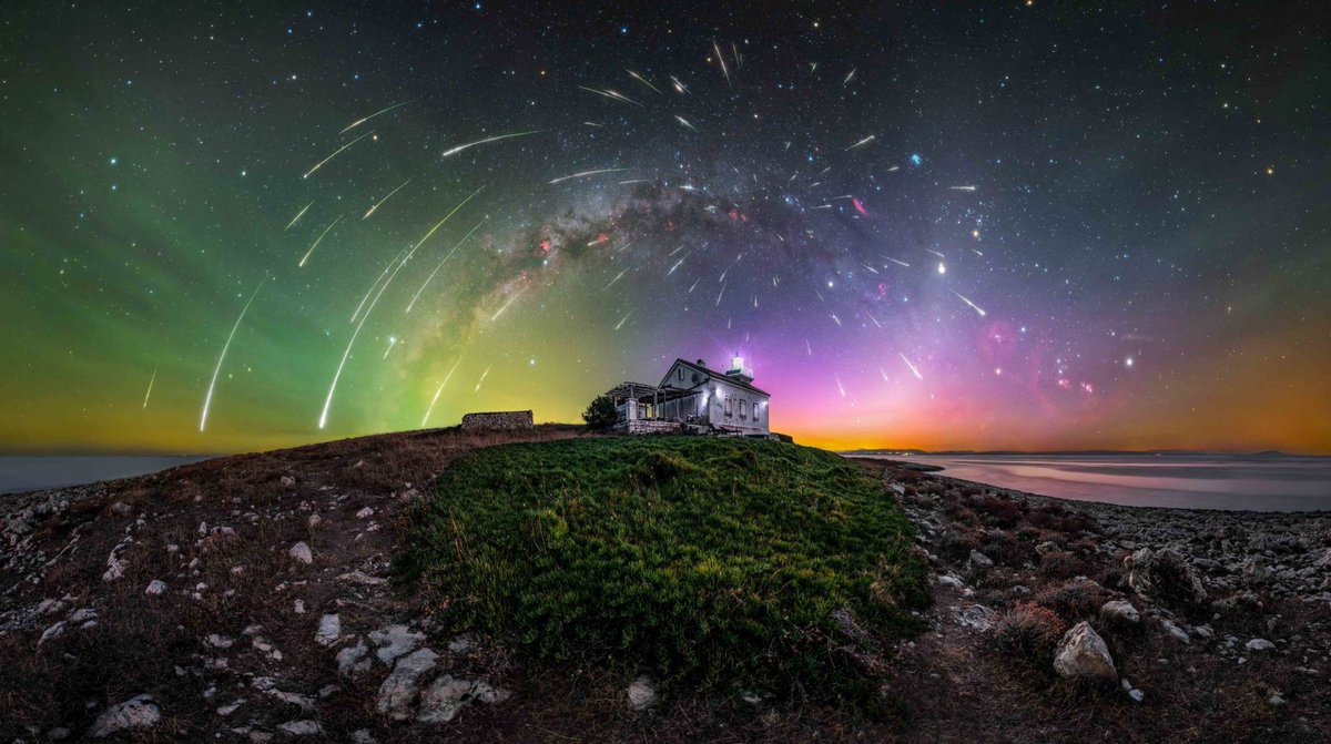 NO es una foto creada con IA.
Uroš Fink inmortalizó una noche mágica de las Perseidas en agosto de 2024: el arco de la Vía Láctea con Orión, auroras, luz zodiacal, 75 meteoros fugaces, un resplandor verdoso único y la unión de Júpiter y Marte. ¡Casi nada!
Haz RT si te gusta.