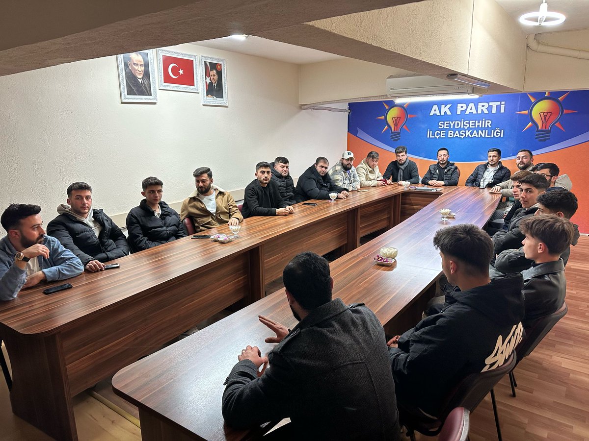 gencseydisehir's tweet photo. Haftalık olağan yönetim kurulu toplantımızı başkanımız Mustafa Çiftçi riyasetinde gerçekleştirdik. Önceki Dönem İlçe Gençlik Kolları Başkanımız Veysel Yıldırım'ı toplantımızda misafir ettik gençlik kollarına ve teşkilatımıza verdiği emekler için kendisine hediyemizi takdim ettik. https://t.co/nolhrokcld