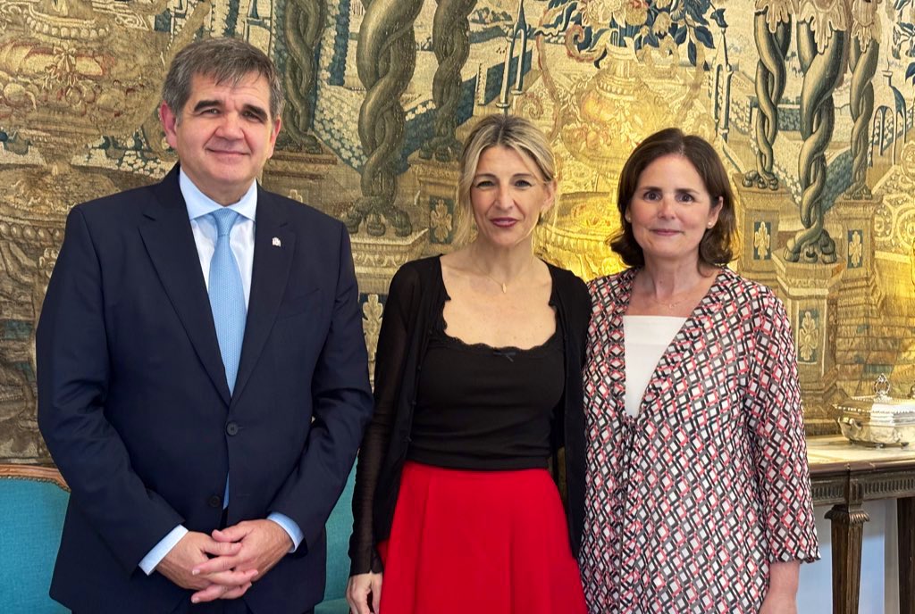 JAL_1966's tweet photo. Con ocasión de su visita a Buenos Aires, la Vicepresidenta Segunda y Ministra de Trabajo y Economía Social🇪🇸, Yolanda Díaz, acompañada por el SE de Trabajo, Joaquín Pérez Rey, visita esta tarde la @EmbEspArgentina. 
@MAECgob 
@Cancilleria_Ar 
@empleogob 
@ConsTrabajoArg https://t.co/gzqAPHENcX