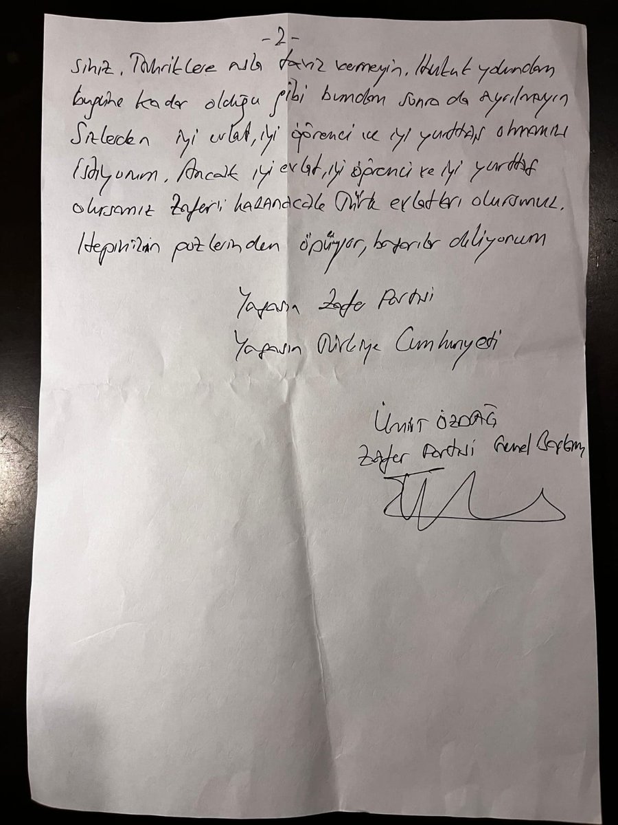 bosunatiklama's tweet photo. Ümit Özdağ'ın mektubu: 

"Bölücüler, Türkiye Cumhuriyeti'nin 100 yıl önce yanlış kurulduğunu ileri sürerek; milli, üniter, laik devlet yapısının yıkılmasını istiyorlar.

Zafer Partili genç kardeşlerim, sizlerden; iyi evlat, iyi öğrenci, iyi bir  yurttaş olmanızı istiyorum.

Mustafa Kemal Atatürk’ün kurduğu Türkiye Cumhuriyeti’ni PKK terör örgütünün yıkmasına ve cumhuriyetimize hakaret etmesine izin vermeyeceğiz."