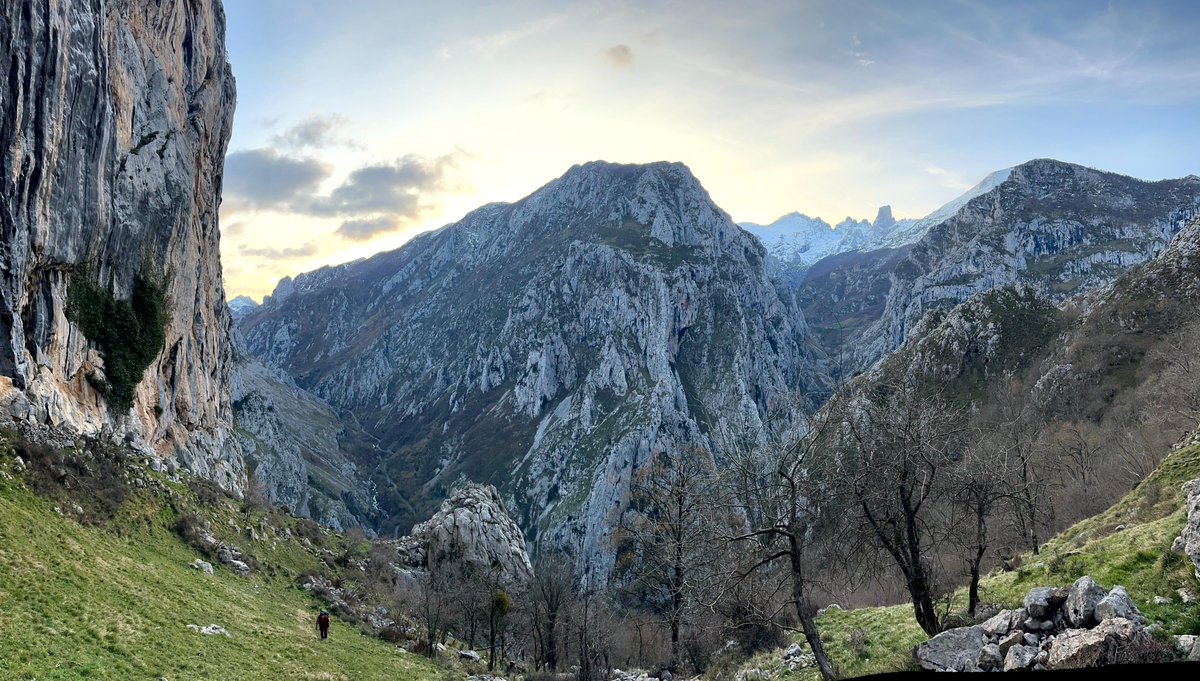 🏔️ ¡Asombroso panorama! El senderista, una figura diminuta en la inmensidad de los Picos de Europa.

❓ ¿Os gustaría hacer esta ruta? Aquí en Jascal, ¡la tenemos muy cerca!

🙂 Para que vayáis planificando vuestra escapada ...
casaruralpicoseuropa.com/senderismo-jas…