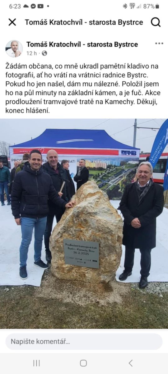 VacekMarek's tweet photo. Na velkém městě není malých příběhů:
Před panelákem nám budou protahovat šalinu o 3 zastávky dál. A aby to mělo nějaké dekórum, tak se zastupitelé městské části nechali vyfotit u základního kamene za účasti místních novinářů. A dnes to následuje příspěvek našeho starosty na FB 😂 https://t.co/i1lom7NaVa