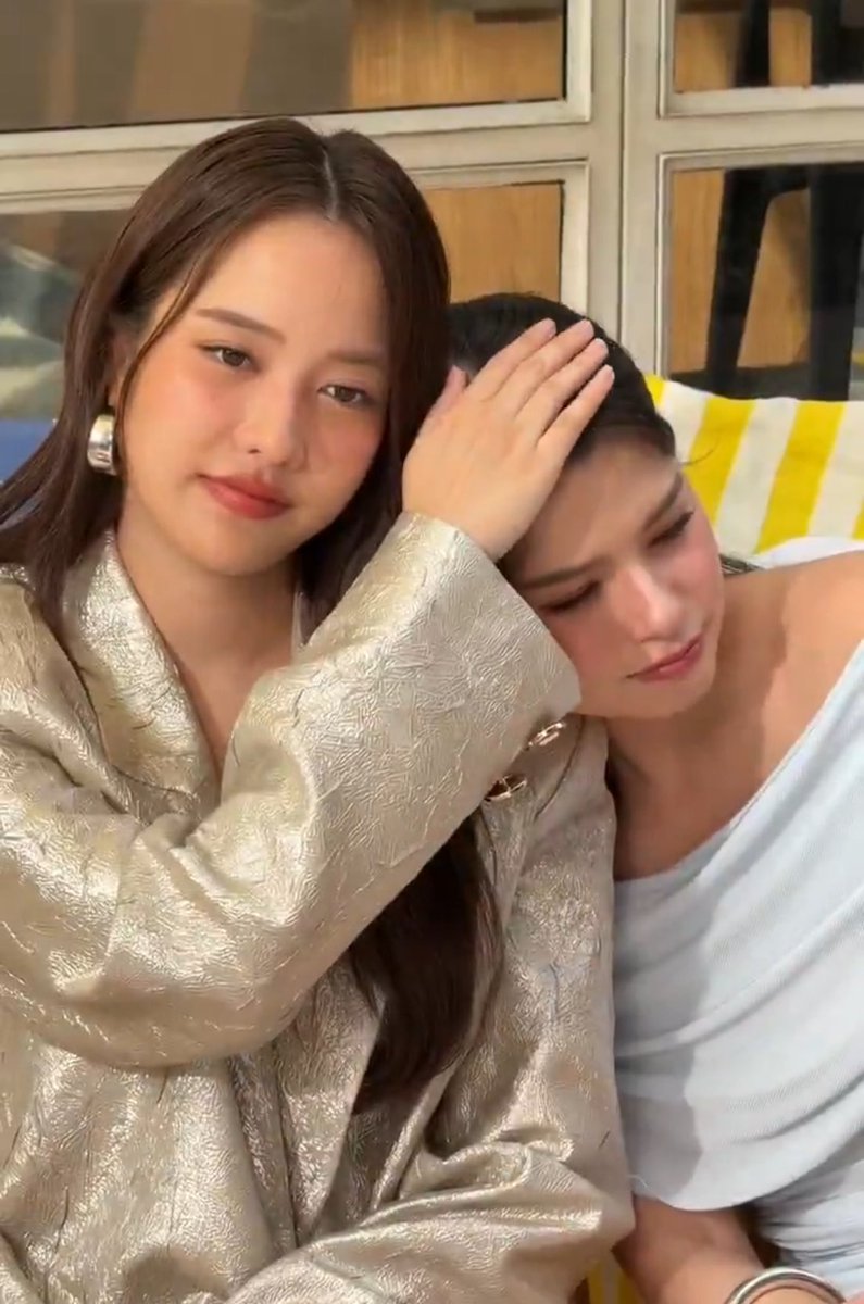 It's the little things that make their special bond unique. It’s all about the way Becky always moves her head comfortably and Freen gently &amp; affectionately touches her head 

#SummerInvitationxFB
#CentralPattana #FreenBecky