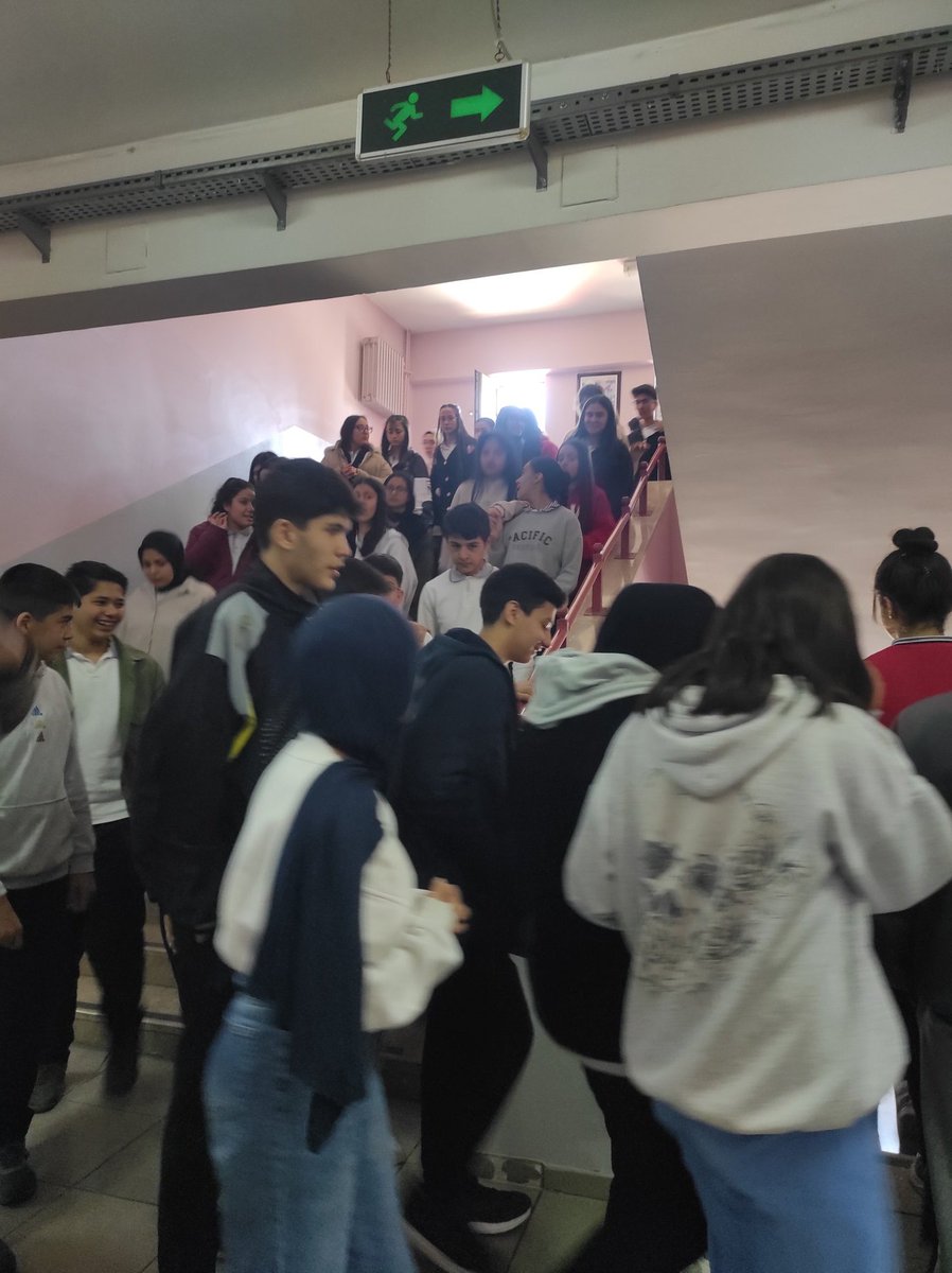 nsblmeclis's tweet photo. Okulumuzda deprem, tahliye ve yangın söndürme tatbikatı yapıldı. Okulumuz 2 dakika 20 saniye içerisinde boşaltıldı. Tatbikat planlandığı şekilde başarıyla tamamlandı.@Cgnde @Hkendrc @NizipilceMEM https://t.co/Nbs3If0qQh