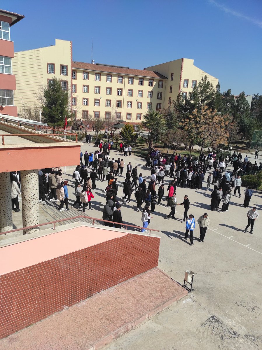 nsblmeclis's tweet photo. Okulumuzda deprem, tahliye ve yangın söndürme tatbikatı yapıldı. Okulumuz 2 dakika 20 saniye içerisinde boşaltıldı. Tatbikat planlandığı şekilde başarıyla tamamlandı.@Cgnde @Hkendrc @NizipilceMEM https://t.co/Nbs3If0qQh