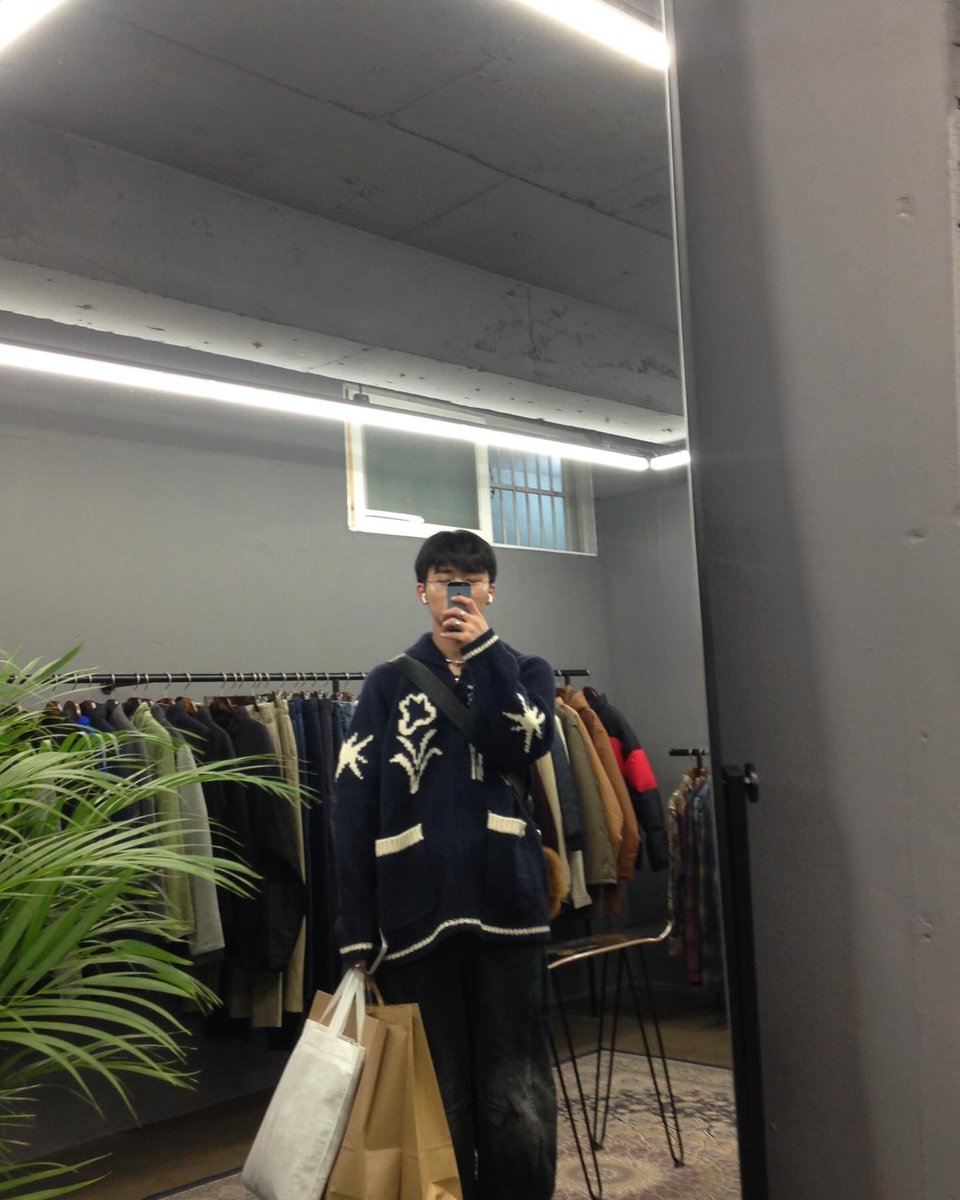 JonghyeongFr's tweet photo. ๑ INSTAGRAM ๑ 27.02.2025 ๑

Post Instagram de Jonghyeong 😉

«Souvenirs de jeunesse»

-1
#DKZ #DONGKIZ #Dong_ari #Jonghyeong
——
© jh_dkz
-Hyeongi https://t.co/BhkcQztgse