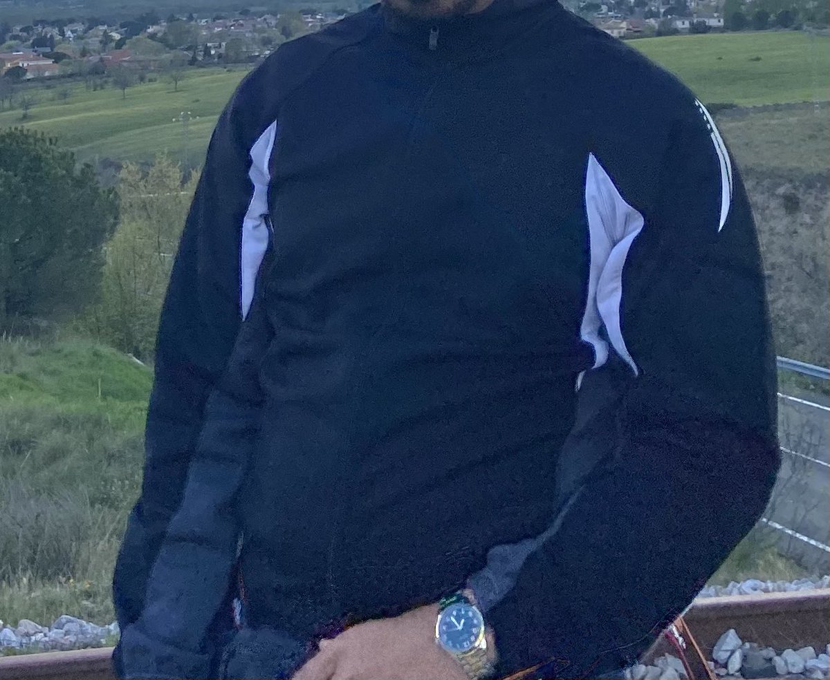 aldamasia's tweet photo. Necesito encontrar de donde es esta chaqueta o la marca. Por favor quien lo encuentre y me pase link juro que le hago 15 euros de bizum.

Tiene un bolsillo atrás al estilo motero/ciclista 

Agradezco difusión. https://t.co/aNyyBHWIDK