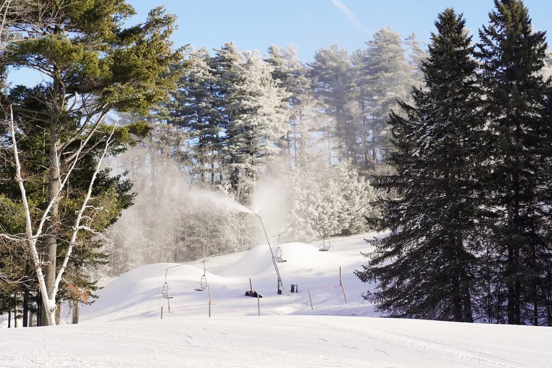 Q: What are Epic Mountain Rewards?

A: Epic Mountain Rewards = more value with your Epic Pass. Enjoy 20% savings on food outlets, group ski &amp; ride lessons, and rentals.

More info: bit.ly/41IEsOJ

Note: EMR does not apply in retail or Goosefeathers Pub.
#MountSunapee