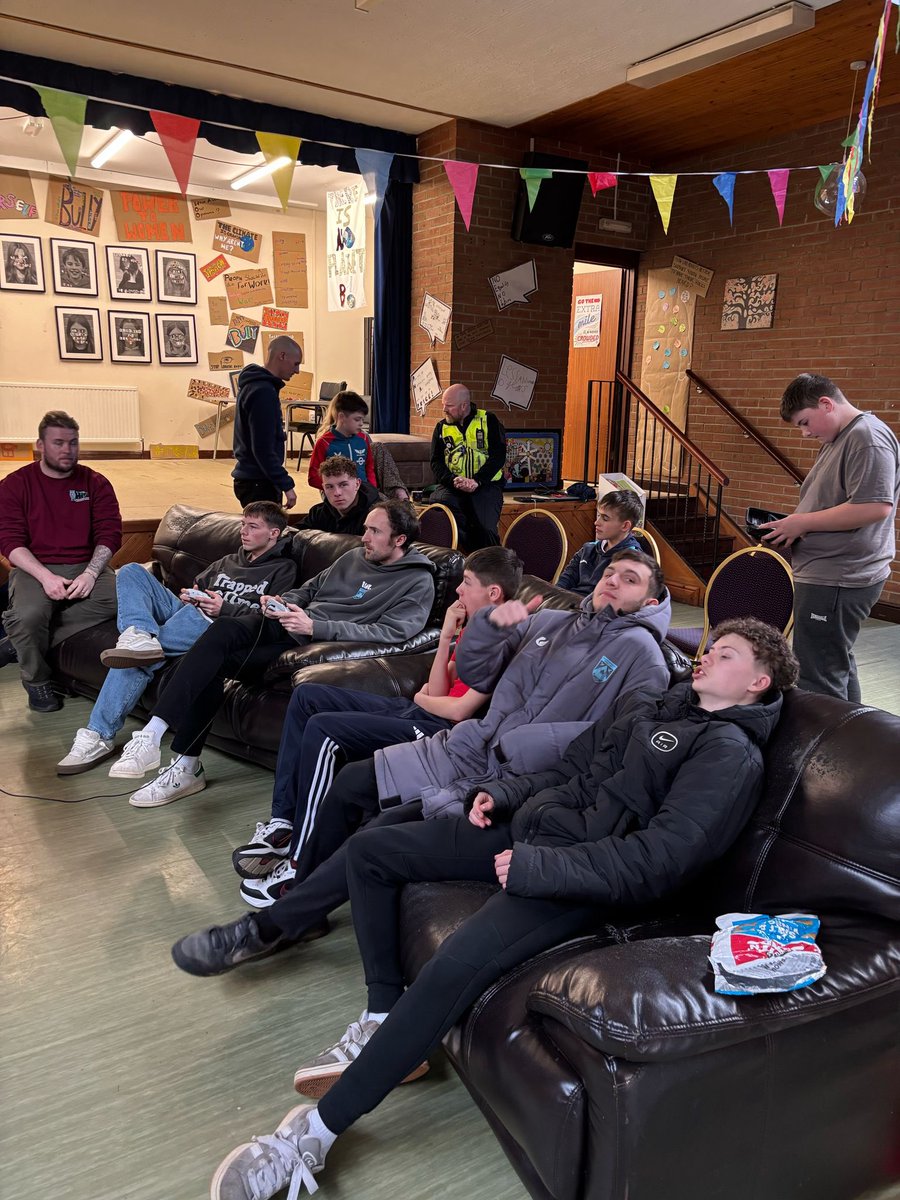 HaverfordwestFC's tweet photo. We had a fantastic time at @PembsYouth Centre in Haverfordwest this afternoon, as players and staff were joined by youngsters from the local community to take part in a @UFLgame and Darts Tournament! 🎮🎯

A huge thank you to the Youth Centre for welcoming us, and to everyone who came along for a very enjoyable afternoon! 💙

Congratulations to the tournament winners too! 🥇