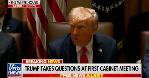 Trump legt de vinger op de zere plek
Het is een bom die vannacht insloeg en de linkse elite in Europa weer eens met de mond vol tanden laat staan: Donald Trump heeft vannacht keihard gezegd dat het écht einde oefening is voor de NAVO-aspiraties van Oekraïne. Geen lidmaatschap,