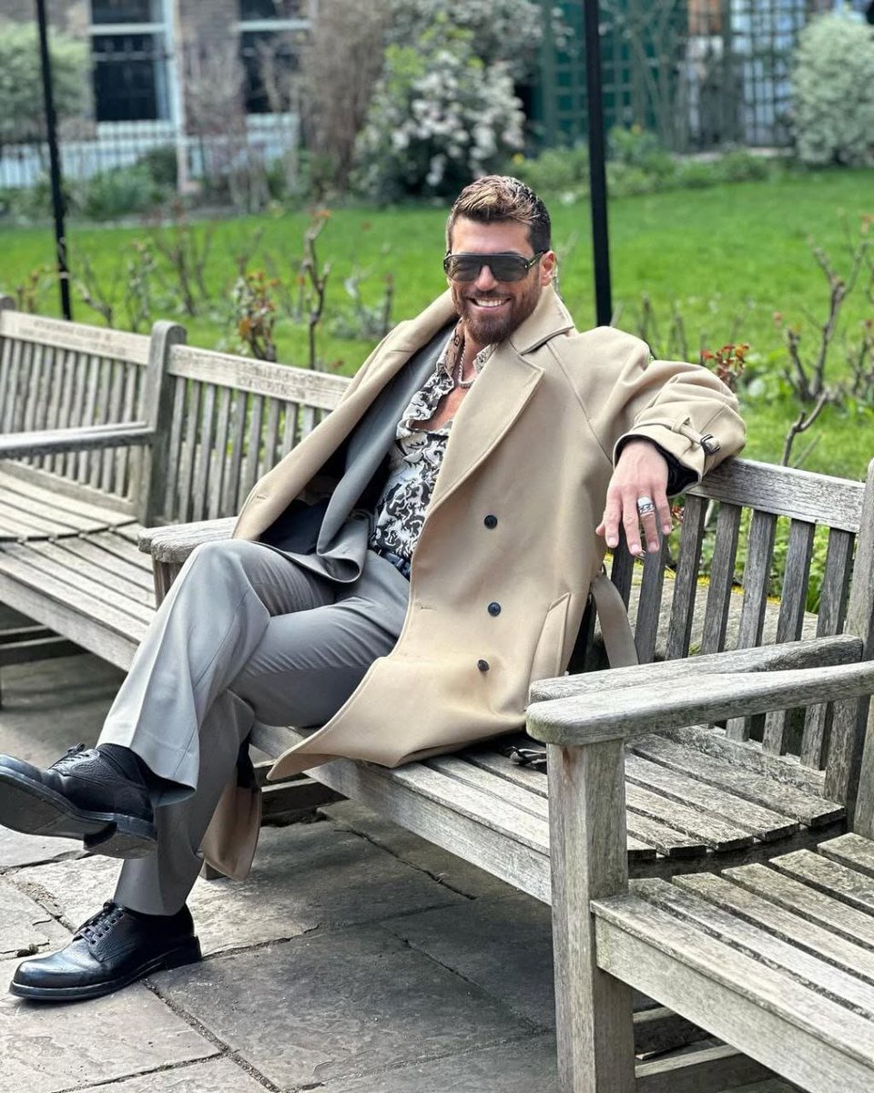 Beata panchina 😜😉
#CanYaman 
#Elturco 
#Sandokan