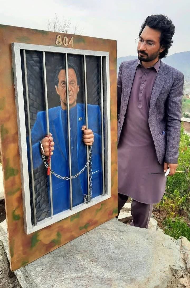 پختون نوجوان کامران خان کپتان کی تھری ڈی تصویر بنا کر اب امتحان سے گزر رہا ہے، استقامت کی دعا کر دیں....