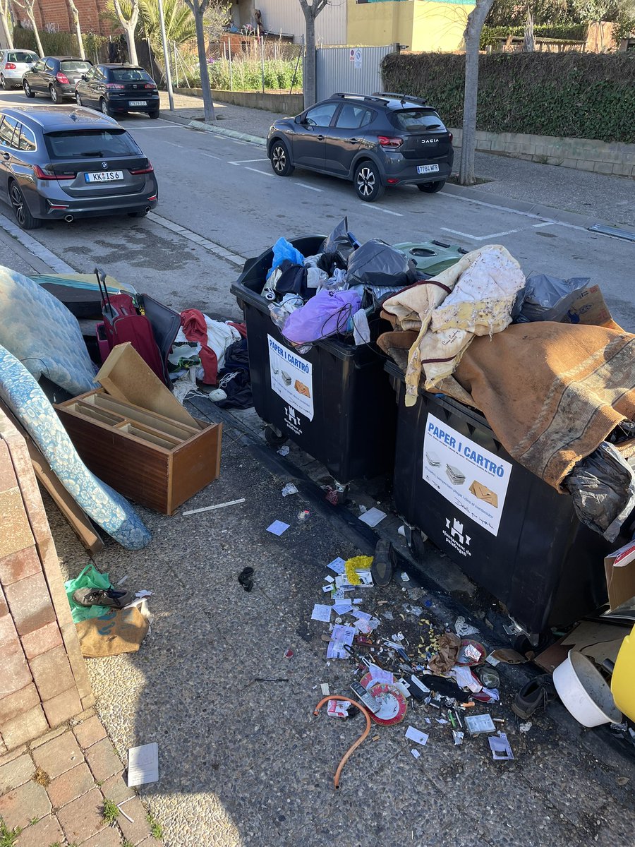 📢 <a href="/ajpalafrugell/">Ajunt. Palafrugell</a>, aquests són els contenidors del Parc de la Sauleda d’aquesta setmana. Aquest punt de contenidors (situat a tocar de la zona infantil del parc) és un abocador incontrolat, entorpint la via pública i fent insostenible als veins el mer fet de reciclar! INDIGNANT❗️