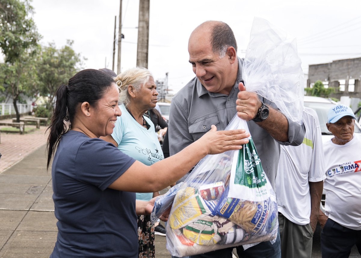 GustavoBarquetM's tweet image. 🌧️ En estos tiempos difíciles, seguimos comprometidos con nuestra comunidad.
Entregamos raciones alimenticias a los ciudadanos del recinto "Victoria del Pueblo" en la parroquia #Barreiro. 🙌🏼💪🏼
Estas ayudas humanitarias son un alivio para disminuir el impacto de la etapa invernal.