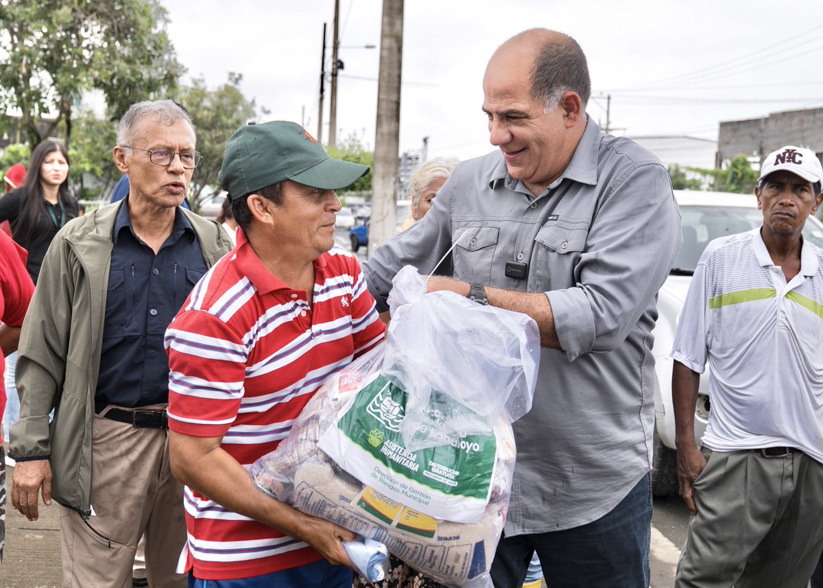 GustavoBarquetM's tweet image. 🌧️ En estos tiempos difíciles, seguimos comprometidos con nuestra comunidad.
Entregamos raciones alimenticias a los ciudadanos del recinto "Victoria del Pueblo" en la parroquia #Barreiro. 🙌🏼💪🏼
Estas ayudas humanitarias son un alivio para disminuir el impacto de la etapa invernal.