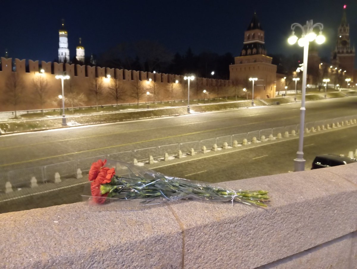 Сегодня место памяти в вечер памяти выглядит так.
