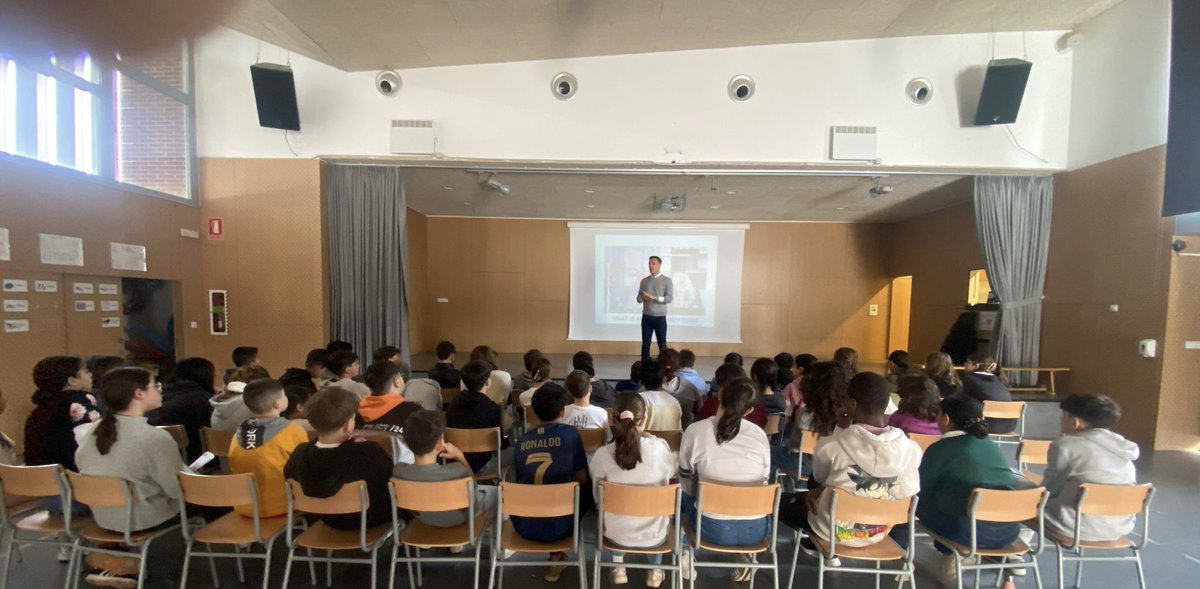 Xavi Estrada Fernàndez (@xavierestradaf1) on Twitter photo Sessió divertida al centre educatiu <a href="/ParcdelSaladar/">Escola Parc del Saladar</a> #esport #futbol #valors #var #dificultats #aprenentatges #expectatives #comunicacio #arbitratge Sessió divertida al centre educatiu <a href="/ParcdelSaladar/">Escola Parc del Saladar</a> #esport #futbol #valors #var #dificultats #aprenentatges #expectatives #comunicacio #arbitratge