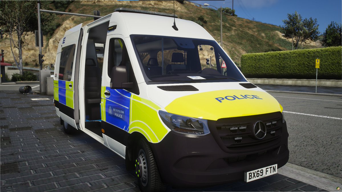 UL_MPS's tweet photo. Officers from our Emergency Response Policing Team are working tirelessly patrolling high-risk areas and responding to emergencies.

Our message is clear: Engage in crime, and you will be brought to justice.  

^236137

#FiveM #UrbanLondon #CrimeFighting #ERPT https://t.co/nDljrB137T
