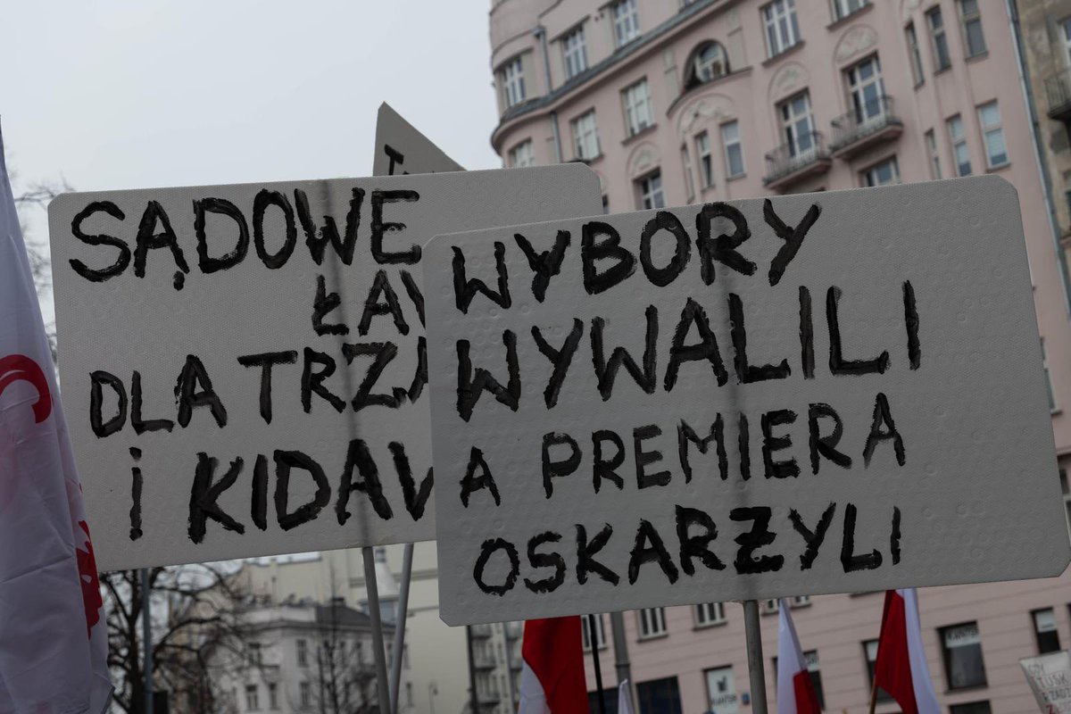 MorawieckiM's tweet photo. Dziękuję za słowa wsparcia, za Waszą obecność i wiarę w lepsze jutro. ♥️ Razem pokonamy to ZŁO 😀 https://t.co/Va3421xL1N