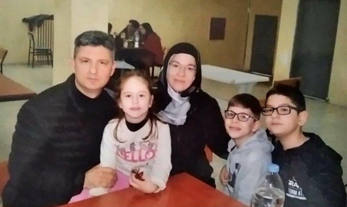 TrendRights_TR's tweet image. Baba Mehmet MELEŞ
Çorum CİK&apos;te hücrede ..

Anne Ayşe MELEŞ
Bakırköy CİK&apos;te ..

Çocukları
Selma
Erkan ve Serdar
6 yıldır babalarından
15 aydır da annelerinden ayrı..!

Çocuklar Manisa&apos;da,
82 yaşındaki hasta
ve yaşlı anneannede kalıyor ..!

#KHKlıÇözümBekliyor