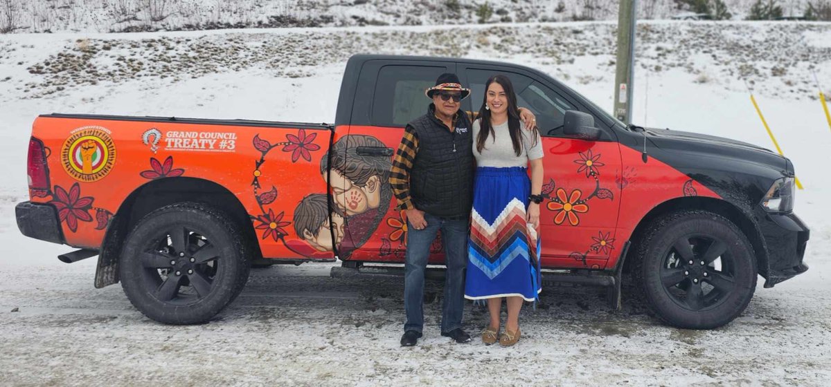 Ogichidaa Kavanaugh and Gaakinawataagizod Vandermeer attended the Healing Traditions Gathering today in Nigigoonsiminkaaning First Nation, standing proudly in front of the new Wiisokotatiwin truck, with artwork designed by Storm Angeconeb from Lac Seul First Nation!