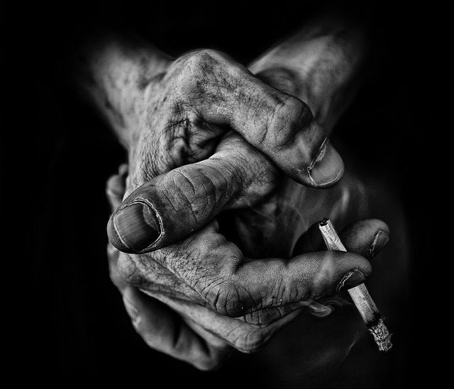 “aldığın nefes ciğerini acıttığı zaman 
  konuşalım.
  şimdi yaran, yarama denk değil…”
  .