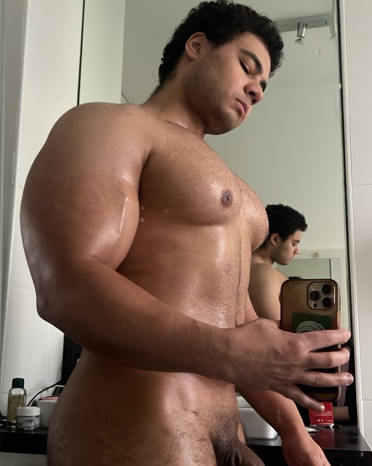 Watch Pedro's leaked NSFW photo on TwXstars
