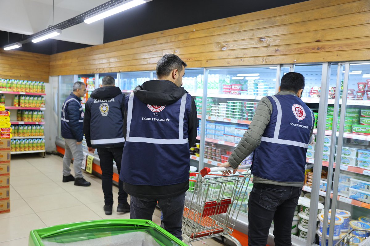 VahapTanik's tweet photo. Ramazan ayı öncesinde fiyat etiketi, fiyat listeleri,raf kasa fiyat farkları,aldatıcı ve yanıltıcı indirim kampanyaları ve haksız fiyat artışı denetimlerimiz aralıksız devam etmektedir. Ticaretin kurallarına uymayan işletmelere uyarılar sonra cezai işlemler uygulanmaktadır. https://t.co/BJiBxgAdsi