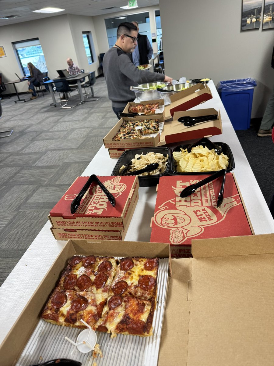 KatHearty's tweet image. Thank you @JetsPizza for another amazing spread!! You make fabulous pizza!! #SomethingForEveryone #ZeroLeftovers