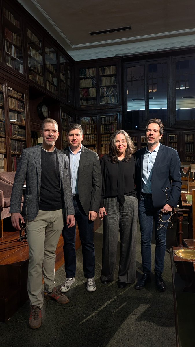 Lleno en nuestra  biblioteca  para hablar de
Inteligencia Artificial en el Periodismo.
Con <a href="/PepeCerezo/">Pepe Cerezo</a>  <a href="/olallanovoa/">olalla novoa</a> de Prisa <a href="/joseanavas/">Jose A. Navas</a> de El confidencial y <a href="/soymariovidal/">Mario Vidal 🚀</a> de El Español.
 #periodismo e #IA