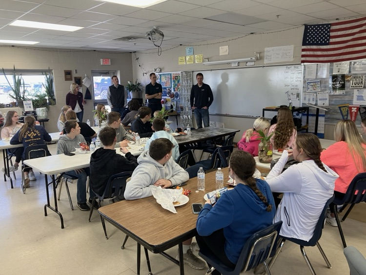Freeman_Falcons's tweet image. 🙏🏻Thanks to First State🏦Bank for providing🍽️lunch for our🌽FFA members to celebrate FFA🗓️Week‼️ Your💙support is greatly appreciated‼️

#WeAreFreeman🐦