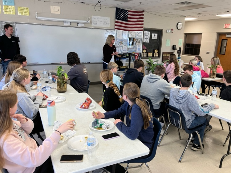 Freeman_Falcons's tweet image. 🙏🏻Thanks to First State🏦Bank for providing🍽️lunch for our🌽FFA members to celebrate FFA🗓️Week‼️ Your💙support is greatly appreciated‼️

#WeAreFreeman🐦