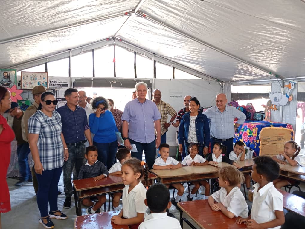 DrRobertoMOjeda's tweet image. Durante el recorrido por #Pilón vistamos las instalaciones del Sector Militar, institución que cedió una parte de sus áreas para convertirlas en aulas del seminternado Augusto César Sandino, afectado por los sismos de gran intensidad de octubre pasado. #UnidosXCuba