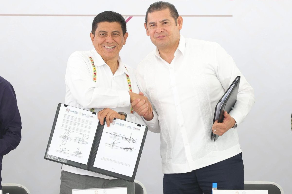 amortegui_segui's tweet photo. Hoy, se firmó el Convenio Marco de Coordinación y Colaboración Intergubernamental de Acciones en Materia de Seguridad Pública, celebrado por los Gobernadores @salomonj  y @armentapuebla_  el cual permitirá implementar políticas conjuntas en materia de paz, seguridad y justicia. https://t.co/O62lN8Gmsk
