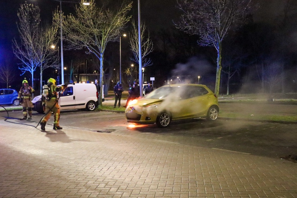 Geparkeerde auto in brand - brandweer blust snel